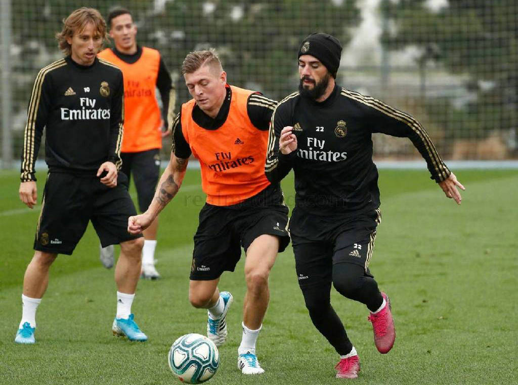 包含集结日西甲焦点战；辽宁本钢官宣签约；更衣室稳定；赛程密集仍需轮换的词条