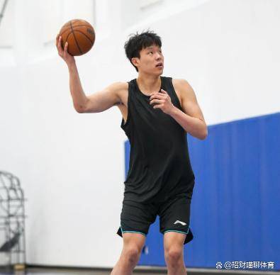 瓦伦西亚训练开放日，赛后队长鼓劲引欢呼，CBA季后赛在即，资深球员宣示担当的简单介绍